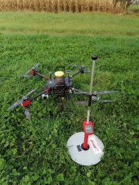  Rys. 1 Dron z lidarem i herbometr wykorzystywane podczas obserwacji w projekcie LODRON (fot. D. Krzywiec).