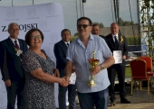 Puchar odbiera Prezes Zamojskiego Stowarzyszenia Hodowców Gołębi i Drobiu Ozdobnego