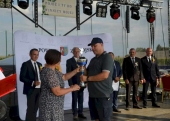 Wręczenie pucharu Dyrektora Lubelskiego Ośrodka Doradztwa Rolniczego Marcinowi Burzawie za uzyskanie najwyższej oceny wśród kolekcji.